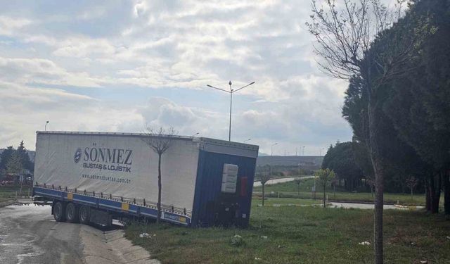 Çanakkale’de seyir halindeki tırın dorsesi çıktı