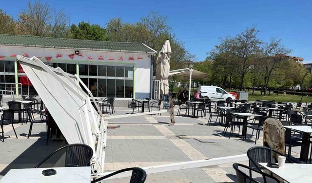 Çay içmeye diye oturduğu kafe bahçesinde tente üzerine devrildi