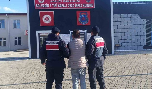 Çeşitli suçlardan aranan şahsı jandarma yakaladı