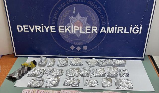 Çikolata paketine sakladığı uyuşturucu ile yakalandı