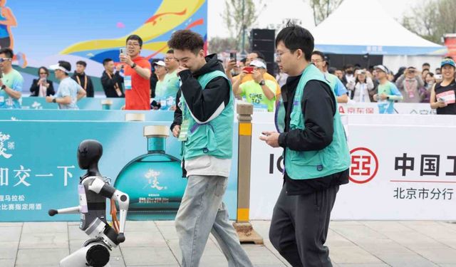 Çinli robotlar ilk kez yarı maratonda insanlarla koştu
