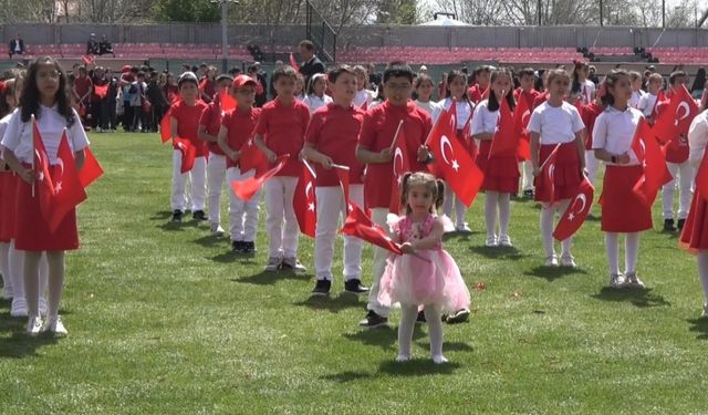 Çocuklar gösterilerde dayanamayıp sahneye çıktı