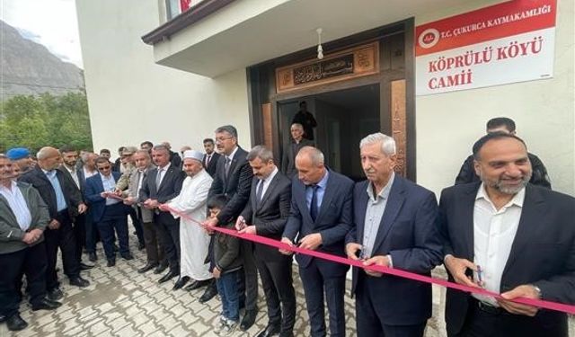 Çukurca’da yapımı tamamlanan cami dualarla ibadete açıldı