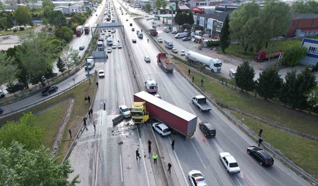 D-100’de kontrolden çıkan tır karşı şeride geçti, ortalık savaş alanına döndü