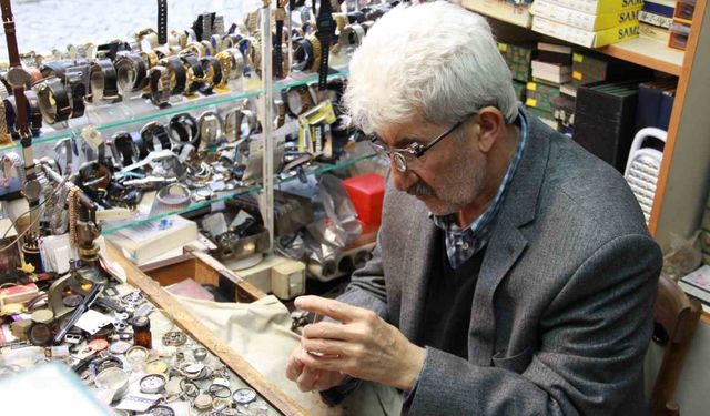 Dedesinden ve babasından kalan mirası mekanik saatleri tamir ederek yaşatıyor