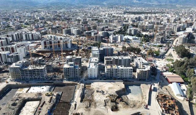 Depremle birlikte boş araziye dönen Antakya’da yüzlerce bina yükseliyor
