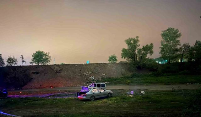 Dere kenarında çıkan kavgada biri emekli polis, iki kişi silahla vurularak yaralandı