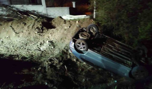 Dere yatağına devirlenen otomobilin sürücüsü yaralandı