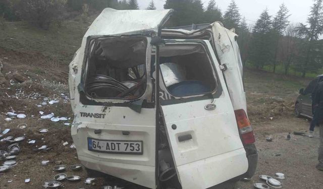 Devrilen minibüste 3 kişi yaralandı