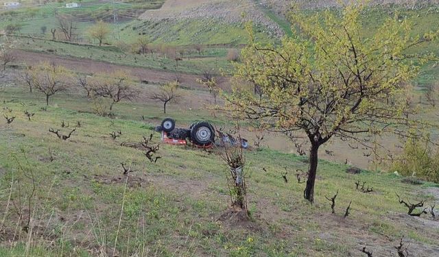 Devrilen traktörün altında kalan sürücü hayatını kaybetti