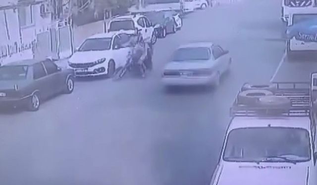 Dikkatsiz sürücünün kapıyı açmasıyla motosikletteki 2 kişi yere yığıldı: O anlar kamerada