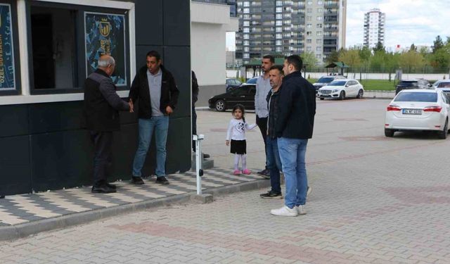 Diyarbakır’da başıboş sokak köpeği saldırıları güvenlik kamerasında: 12 saldırgan köpek belediye tarafından toplatıldı