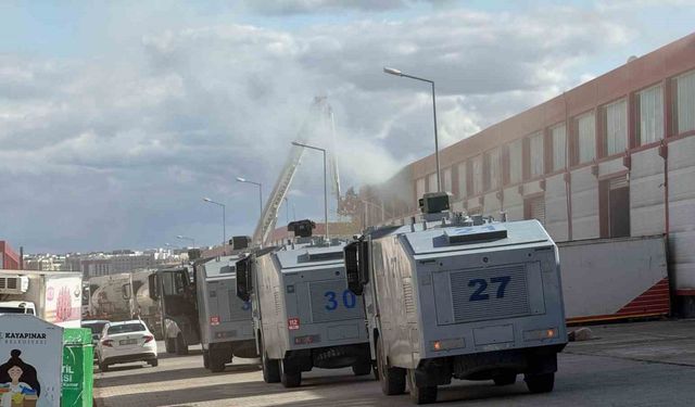Diyarbakır’da bir fabrika deposunda çıkan ve 2 depoya daha sıçrayan yangın söndürüldü