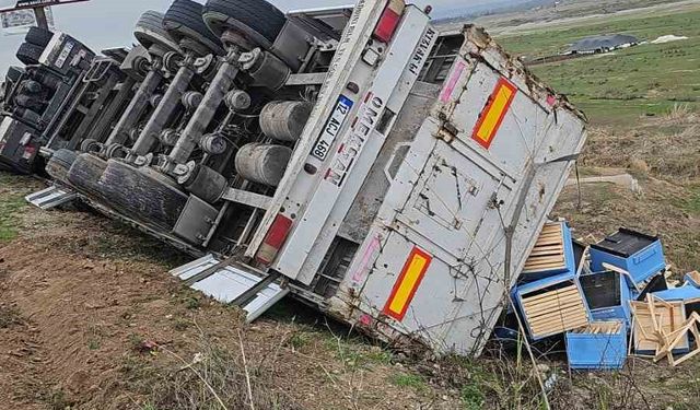 Diyarbakır’da boş kasa yüklü tır devrildi: 1 yaralı