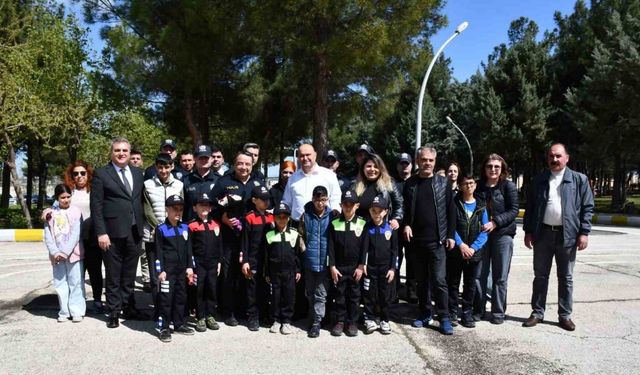 Diyarbakır’da çocuklar polis okulunu gezdi