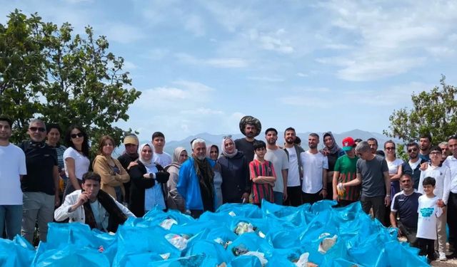 Diyarbakır’da doğaseverler torbalarca çöp topladı