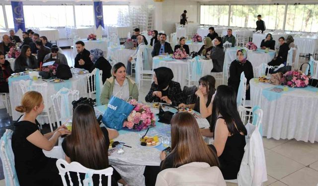 Diyarbakır’da hayırseverler destek çıktıkları öğrencilerle bir araya geldi