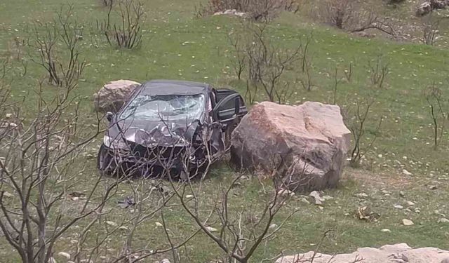 Diyarbakır’da lastiği patlayan otomobil devrildi: 1 yaralı