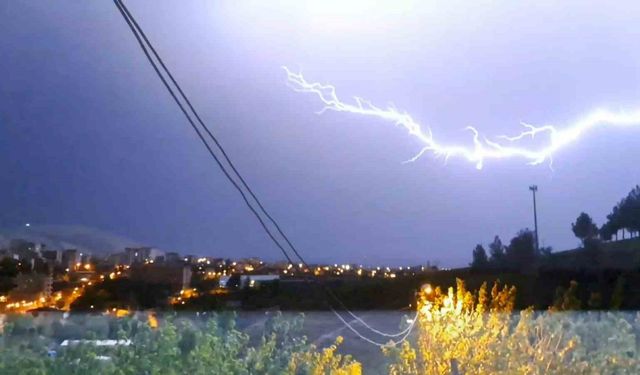 Diyarbakır’da şimşekler geceyi aydınlattı