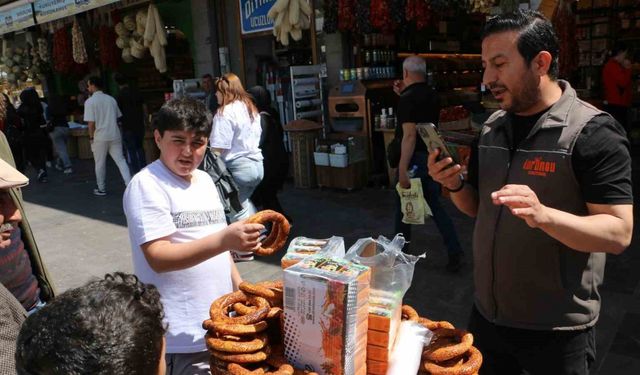 Diyarbakırlı fenomen 5 yıldır canlı yayın bağışlarıyla ücretsiz simit ve meyve suyu dağıtıyor