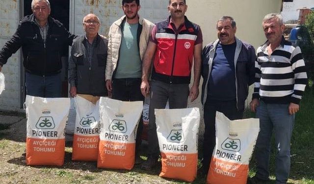 Dumlupınar’da çiftçilere yüzde 75 hibeli yağlık ay çiçeği ve fasulye tohumu dağıtıldı