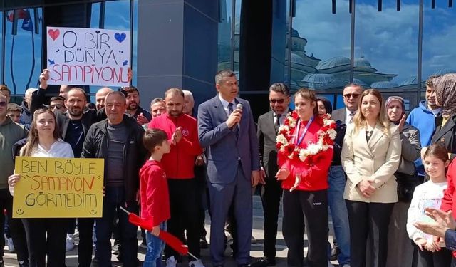 Dünya şampiyonu Esma Nur Kara’ya memleketinde coşkulu karşılama
