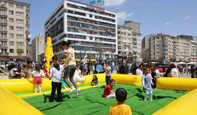 Elazığ’da 23 Nisan şenliklerinde çocuklar doyasıya eğlendi