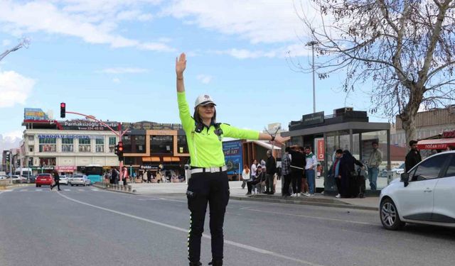 Erzincan trafiğine kadın eli değdi