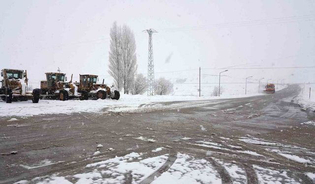 Erzincan’ın yüksek kesimlerinde kar yağışı aralıklı sürüyor