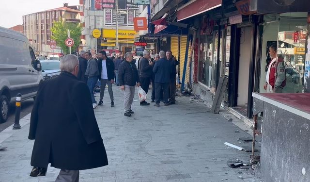 Esenyurt’ta direksiyonda fenalaşan sürücü işyerine daldı
