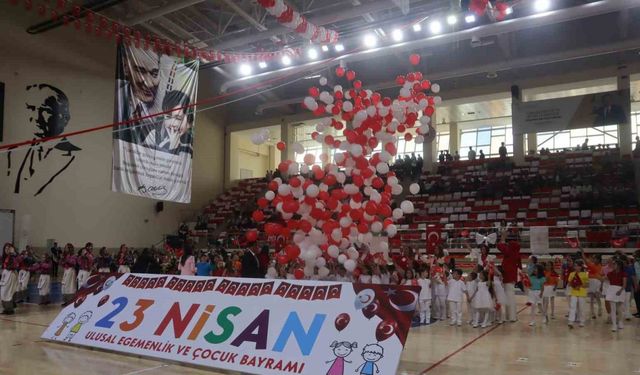 Eskişehir’de 23 Nisan miniklerin gösterileriyle birlikte coşkuyla kutlandı