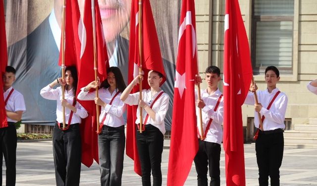Eskişehir’de 23 Nisan Ulusal Egemenlik ve Çocuk Bayramı dolasıyla çelenk sunuldu