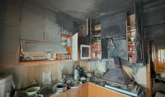 Ev yangınında anne ve 3 çocuğu dumandan etkilendi