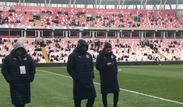Fenerbahçeli futbolcular ve Jose Mourinho’dan zemin kontrolü