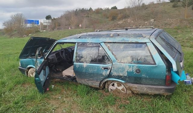 Fiat-Tofaş marka otomobil tarlaya yuvarlandı: 3 yaralı