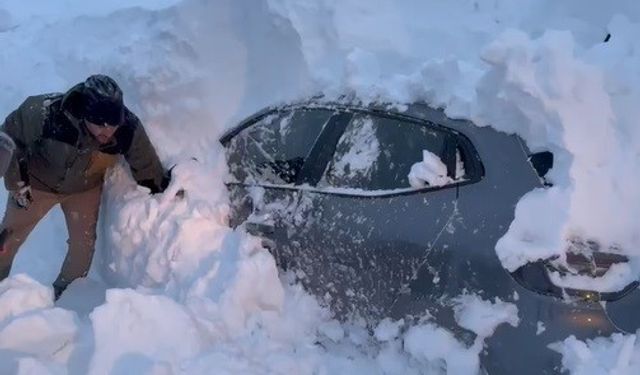 Film sahnelerini aratmayan kurtarma çalışması: Tonlarca ağırlıktaki kar kütlesinin altında kalan otomobil böyle çıkarıldı