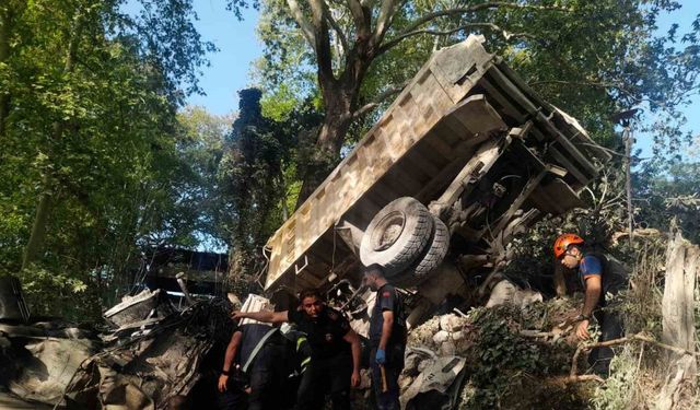 Freni patlayan hafriyat kamyonu dehşet saçtı: 1 ölü, 1 yaralı