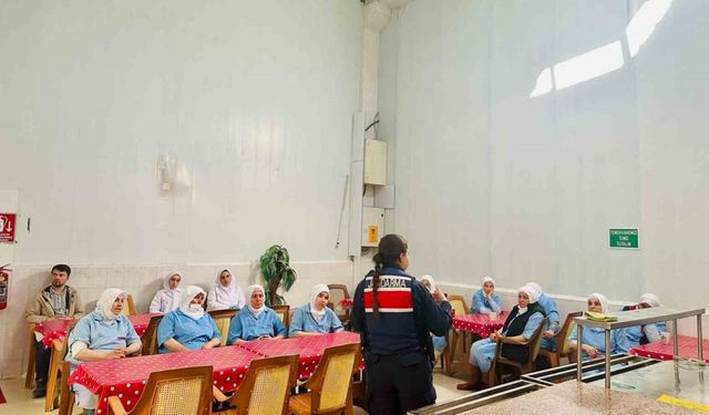 Gediz’de 35 kadın işçiye "En İyi Narkotik Polisi Anne" semineri verildi