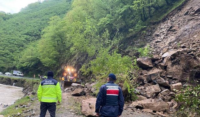 Giresun’da heyelan: Yol trafiğe kapatıldı