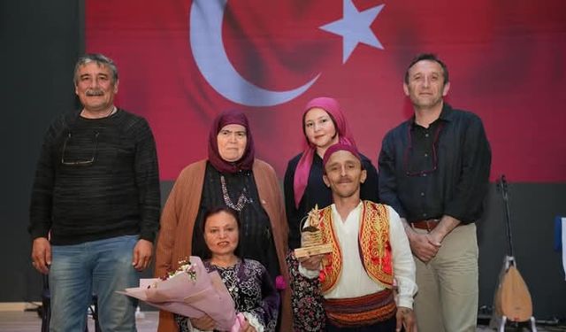 Gömeç’te engelli oyuncular minik kalplere tiyatro ile dokundu