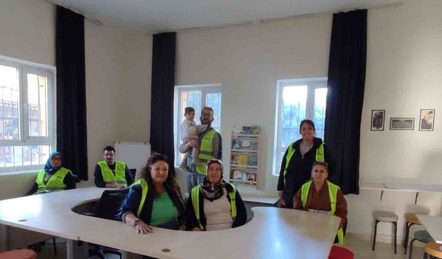 Gönüllü ekip köy okuluna kütüphane kazandırdı