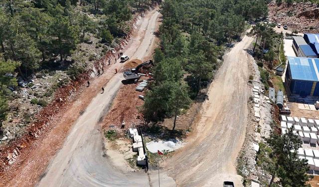 Gülnar’da yol yapım çalışmaları sürüyor