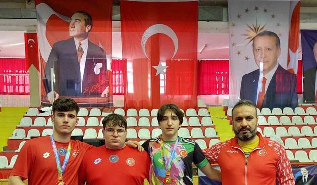 Güreşiler madalya ile döndü