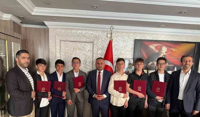 Hafız öğrenciler belge alma sevinci yaşadı