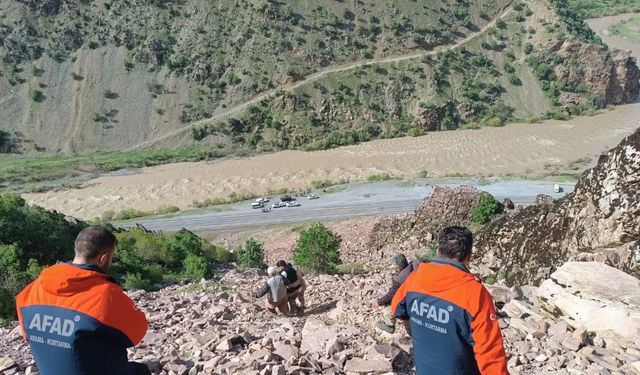 Hakkari’de dağda mahsur kalan genç, AFAD tarafından kurtarıldı
