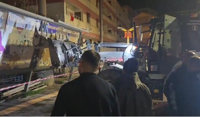 Hakkari’de fırtına ağaçları devirdi, çatıları uçurdu, araçlar zarar gördü