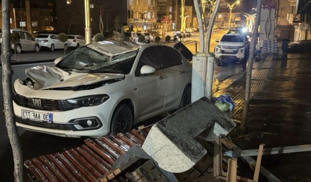 Hakkari’de fırtına nedeniyle 3 kişi yaralandı