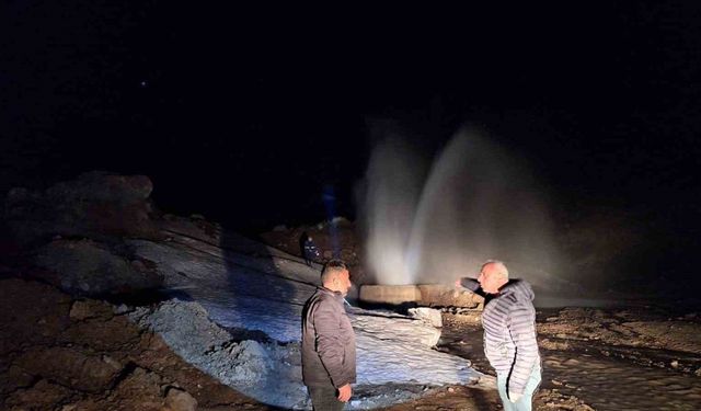 Hakkari’de içme suyu hattında arıza: 6 metreye kadar fışkıran su ekipleri zor durumda bıraktı