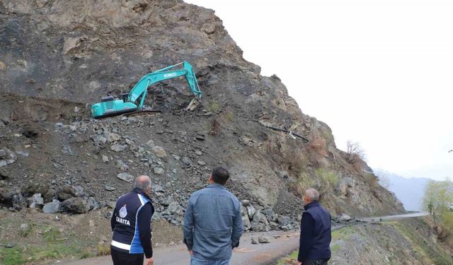 Hakkari’de kaya düşmelerine karşı ekipler çalışıyor