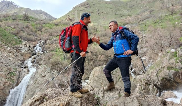 Hakkari’de Marunus Şelalesi’ne doğa yürüyüşü